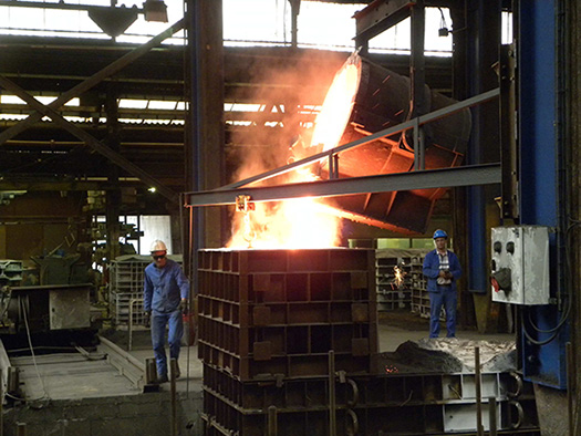 La coulée du premier bloc moteurs V16 pour Anglo Belgian Corporation, une pièce de 7 tonnes en fonte sphéroïdale